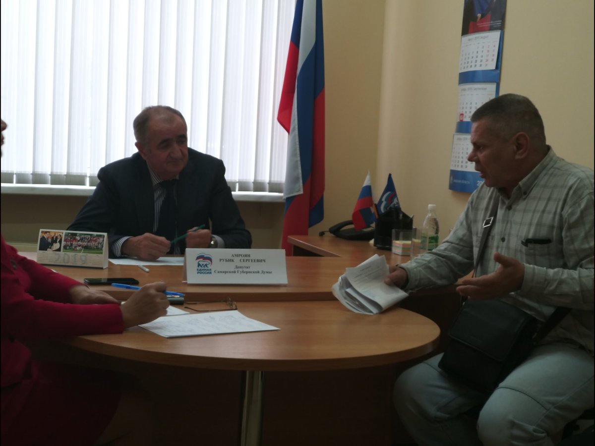 AmroyanRS's tweet photo. Сегодня депутат СГД Р.С. Амроян провел прием в общ. приемной Сам регион отд Партии "ЕДИНАЯ РОССИЯ". Обращения были на темы: обманутые дольщики, налог на имущество, вопрос о мошенничестве, признание дома аварийным, ремонт колодца - поднятие его до уровня асфальтового покрытия. https://t.co/QRDV6HjCJV