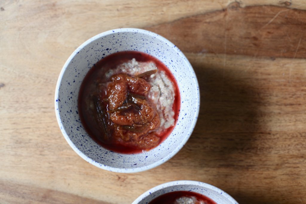 Porridge mit Zwetschgenkompott marymedeli.com/2019/09/24/por…