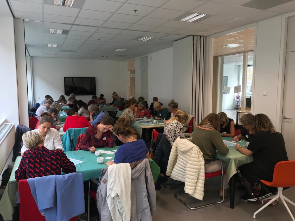 WOMENInc's tweet photo. Samen met Vrouwenplatform Carree organiseren wij vandaag de training voor gespreksleiders en het is een groot succes! 🎉 De nieuwe gespreksleiders gaan stuk voor stuk vrouwen op weg helpen in de zoektocht naar een volgende stap in hun leven, klein of groot. #samenaandeslag https://t.co/IGG15X4zqY