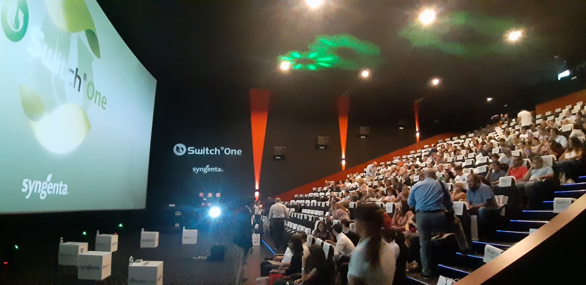 PortavozDigital's tweet photo. ¡Una mañana de estreno!🎬🎬
Diseño de imagen, producción de vídeos y propuesta de acciones para la presentación del nuevo #fungicida #SwitchOne de @SyngentaES en un cine de #RoquetasDelMar 😊 https://t.co/EOB2FdfpE6