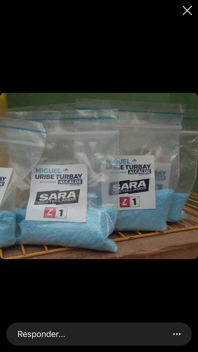 plasticomanos's tweet photo. Amigo político: si va a comprar votos a cambio de bobadas (como un puñado de detergente), por lo menos no las empaque en inútiles bolsitas de plástico de uso único!!! @MiguelUribeT https://t.co/wnguFmFaAc