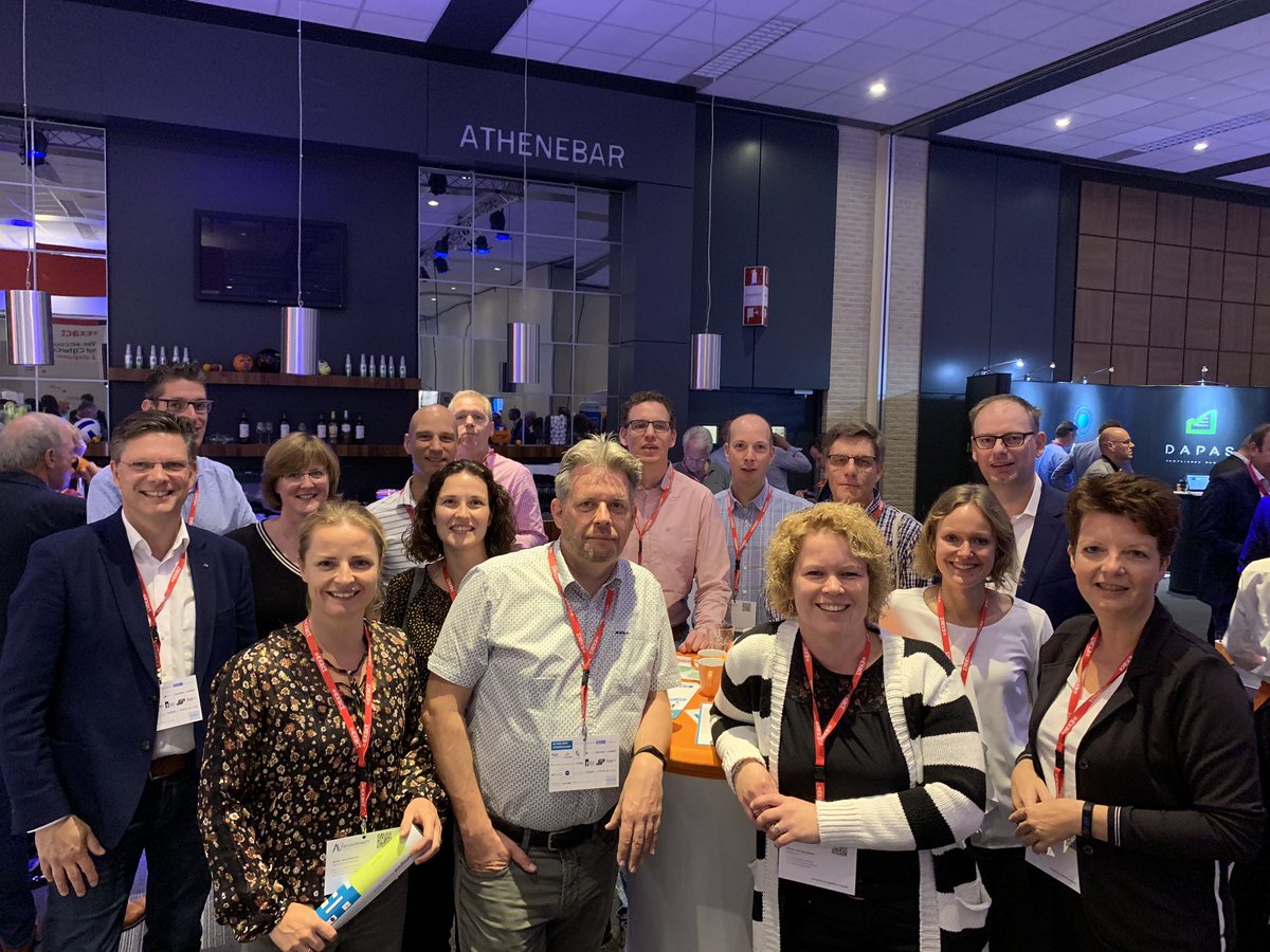 EvelienSchuurma's tweet photo. Mooie club accountants op #avdag @AlfaAccountants en Novel! https://t.co/2NJi0opx3b