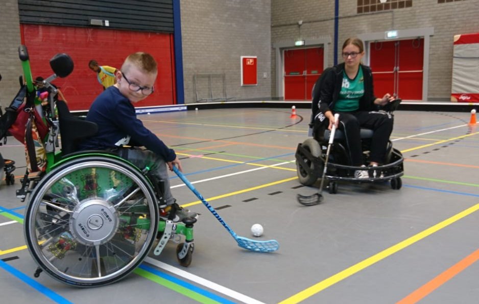 Hoe mooi en betekenisvol! Sporten verbind!! Oud leerlinge van <a href="/HetKroonpad/">Het Kroonpad</a> laat de nieuwe lichting warm draaien tijdens de super swingende sportdag <a href="/onderwijsspec/">DeOnderwijssp'en</a> @Valkenhuizen