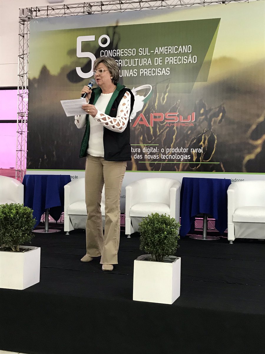 NLinnovBRA's tweet photo. Together with @WUR in Brazilian capital of precision agriculture. #APSUL congres started, looking forward to discuss high tech in agro sector! @HulsmanRia @IoF2020 @WillemienAsselt @TopsectorAF @AgriBrazilie @BertRikken @HollandHighTech https://t.co/Xuv3mFKWgC