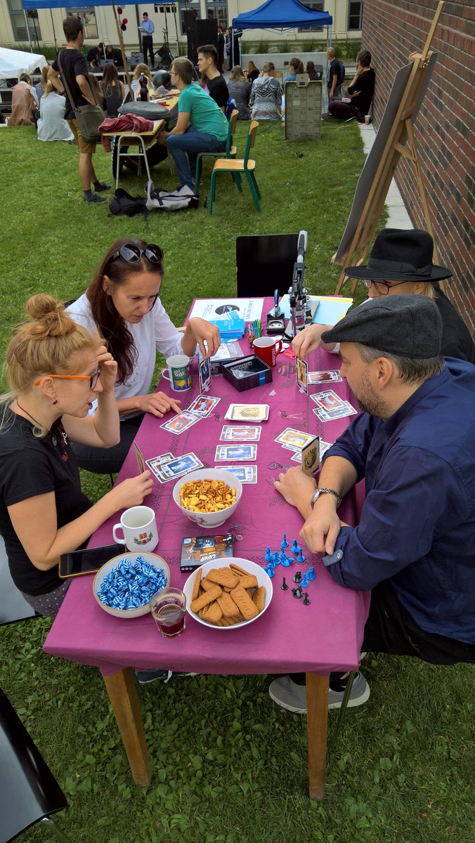 cervenypult's tweet photo. letos opět náš stánek na #semestrstart občerstvení, gangsterské karetní hry, plackovač a obvyklý informační servis 😉 #ffmuni #knihovna https://t.co/d9NlVKmKQa