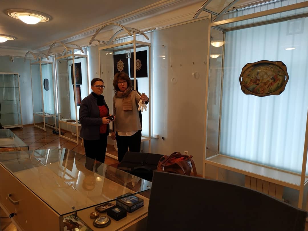 В выставочном зале Историко-мемориального центра-музея И.А. Гончарова идет монтаж выставки «Романтика революции. Агитационное советское прикладное искусство» из собрания Всероссийского музея декоративно-прикладного и народного искусства (г. Москва).