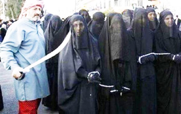 gogo2mo's tweet image. يلا  فوضي  ... يلا  داعش 
يلا مصري لاجىء متهان ...يلا جواري  بنات وستات مصريه للسبي والبيع  
مين يدفع اكتر ... ألا أونا ألا دو ألا تري
——-
يلا بيعوا بلدكم #للفوضى ومتنسوش وانتم بتبعوها  بناتكم  وامهاتكم ع البيعة 
 #لا_للفوضي