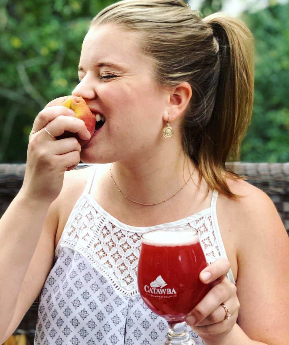 CatawbaBeer's tweet image. On Tuesdays we drink pink.
.
Our Desert Island Peach &amp;amp; Blackberry Smoothie Sour is now on tap! 🍑
.
#catawbabrewing #pinkdrink #smoothiesour #smoothiebeer #blackberry #peaches #drinkcatawba #ncbeerpride