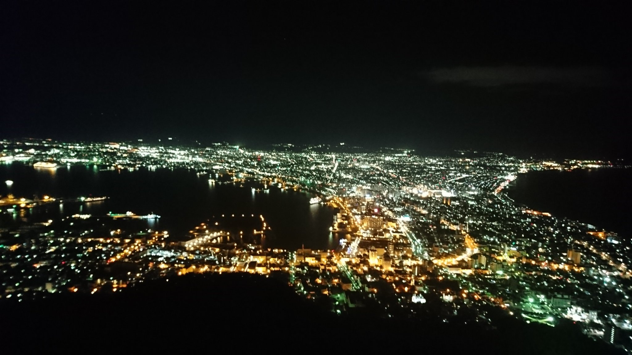 秋田大学写真部 100万ドルの夜景 秋田大学写真部 北海道旅行 函館 函館山から夜景を見ました 普段見れない夜景にみんな興奮してました T Co Rnidaoil3s Twitter