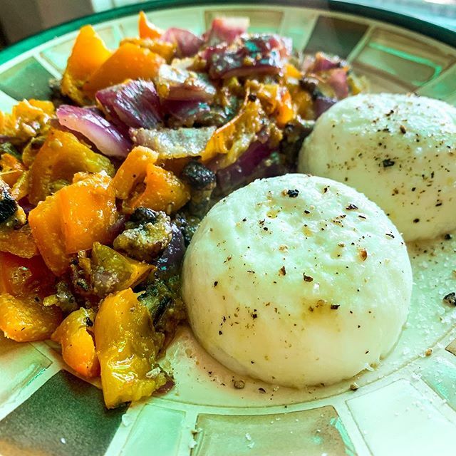 What’s your go to breakfast? I’m looking for ideas!! This is my current favourite, poached eggs with sautéed veggies 🥚🍅🍆 ...... #breakfast #eatrealfood #food #breakfastideas #fitfood #eatclean #eatlocal #healthyfood #healthyeating #heathybreakfast #e… ift.tt/2kNc1NI