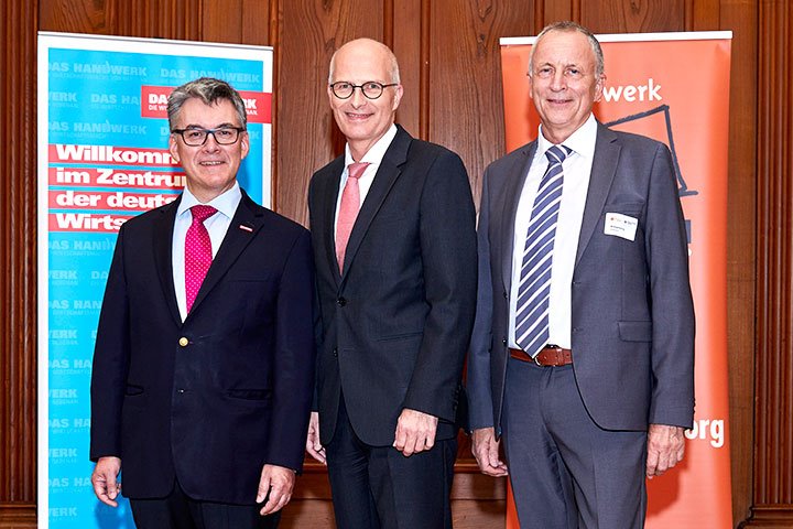 HWK_Hamburg's tweet photo. #Flächen fürs #Handwerk, #Azubiwohnen & #Verkehrsprobleme – die Themenvielfalt auf unserem Parlament. Abend war groß, die Diskussionsfreude auch. Kammerpräsident @HjalmarStemmann und Wilfried Röhrig vom Innungsverbund WHDI begrüßten dazu Bgm. Tschentscher: https://t.co/L0SRSGOeZB https://t.co/4YBHsQrXdE