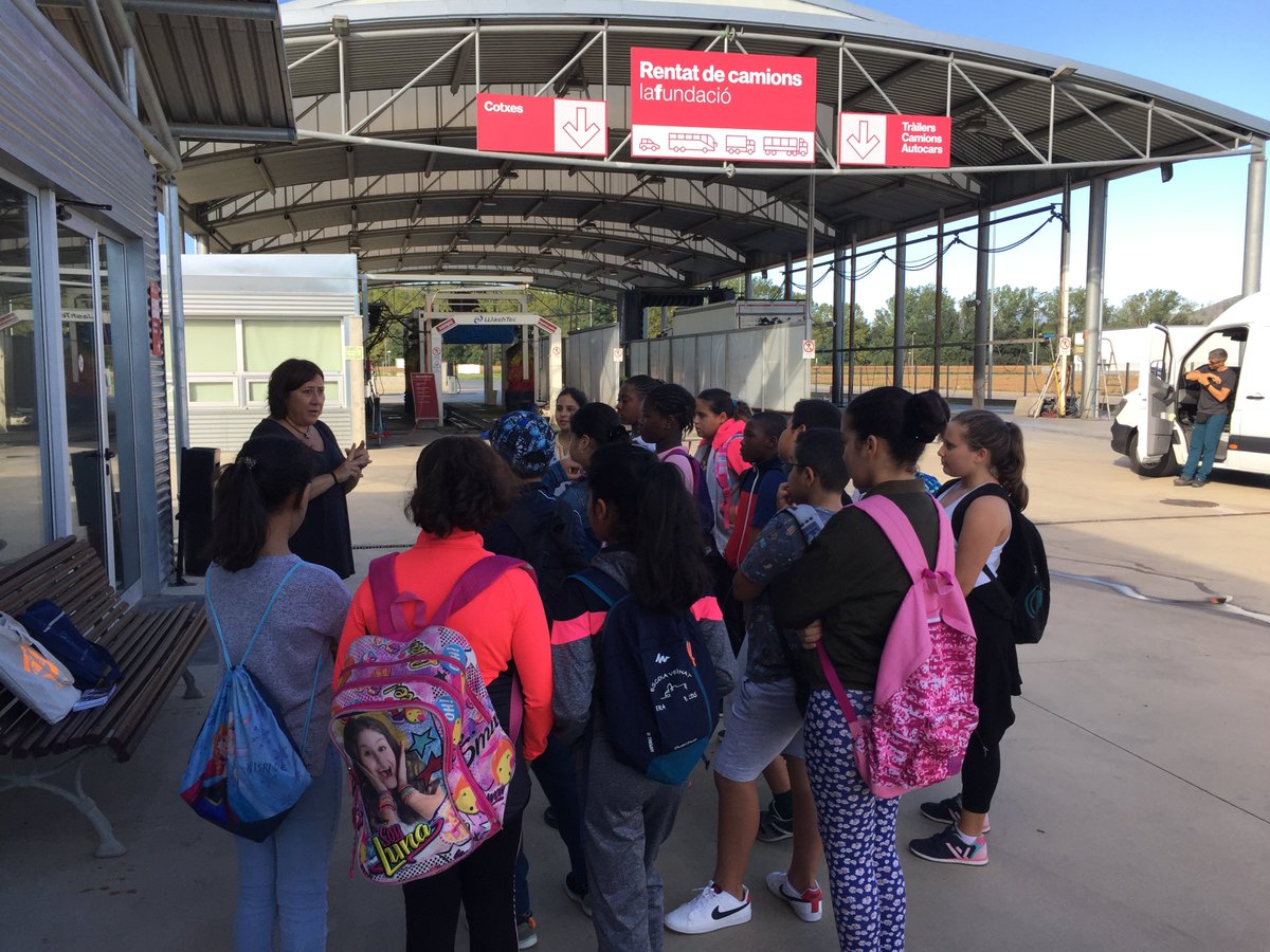 MinaquaLife's tweet photo. Avui ens ha visitat el grup de 5è de l'@escolaveinat per conèixer Què fem amb l'aigua al rentat de vehicles? de @grupFRN a Montfullà. Moltes gràcies! #AfterLIFE @LIFEprogramme #reciclatge #depuració https://t.co/lSxXwFM0Ux