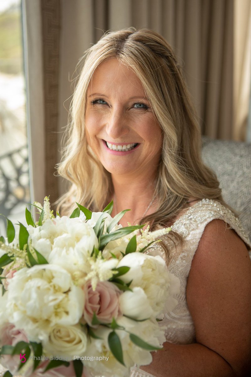 A beautiful Beachside Cornish wedding at @CarbisBay_Hotel with accents of blue
Images <a href="/KhalilePhoto/">Khalile Siddiqui</a>
bit.ly/2ml9Gdi Florals <a href="/WhealSara/">Wheal Sara Flowers</a>
