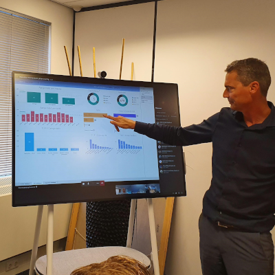 HandsOn1996's tweet photo. Microsoft introduceert de Surface Hub 2S, een all-in-one digitaal whiteboard, vergaderplatform en collaborative computing-apparaat. Word je al nieuwsgierig? Kom gerust eens bij ons langs voor een vrijblijvende demo van de Surface Hub 2S. https://t.co/Hm0zUpvuPZ https://t.co/00u3l6amLP