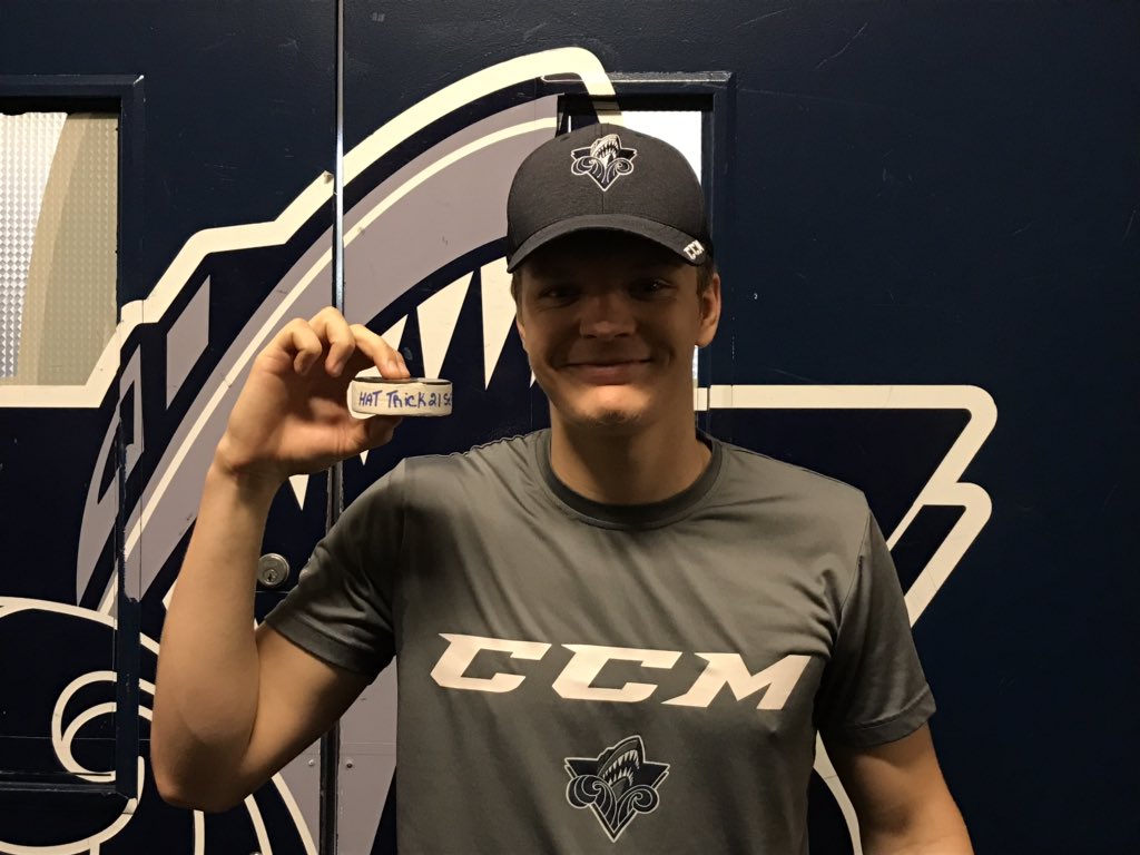 oceanicrimouski's tweet photo. Le 3e but du match de samedi à @DrakkardeBaieCo, initialement à Massicotte, appartient finalement à Jacob Kelly qui a fait dévier cette rondelle. Le voici avec la rondelle de son 1er tour du chapeau en carrière dans la @LHJMQ 💙#Oceanic25 #GoNicsGo https://t.co/8MhMZzEeEi
