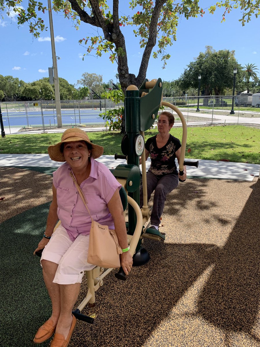 CaptMRiveroMBPD's tweet photo. #yourMBPD and @MiamiBeachNews cares about #fitness . Hope to see you at the new #flamingopark #fitnesszone https://t.co/QgMfY1IJEZ