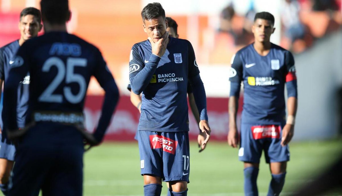 DatoNoMenor's tweet photo. #DatoNoMenor: Este domingo Alianza Lima jugaría con su camiseta alterna, la cual no le ha favorecido en resultados. En los 10 encuentros que jugaron vistiendo de azul (Amistosos, Liga 1 &amp; Bicentenario y Libertadores) solo ha podido ganar 2 ocasiones. #DatoCamisetero #DatoFashion https://t.co/bojpOTokXd