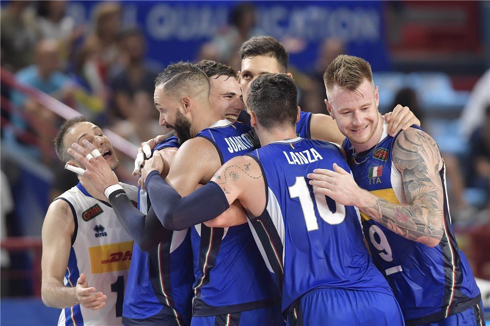 AleAntinelli's tweet photo. Oggi è il giorno.
Tutto o niente.
Sono forti.
Giocano in casa.
Hanno la panchina più lunga.
Noi incerottati e sfavoriti.
Ma si può fare. 
#ItaliaFrancia 
20.45 @RaiSport 
21 @RaiDue 
#atuttofuoco 
#daje https://t.co/PGzBWNphPr