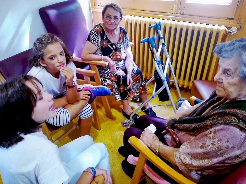 VedrunaTona's tweet photo. TALLERS A 4rt, 5è i 6è DE PRIMÀRIA 🧩
Ahir a la tarda vam començar els tallers al Segon Cicle de Primària. Aquesta metodologia permet trencar la rutina i gaudir d’un aprenentatge divertit i divers.
#tallersevt #bloc2 #learning #aprenentatgevivencial https://t.co/5RW9985AtC