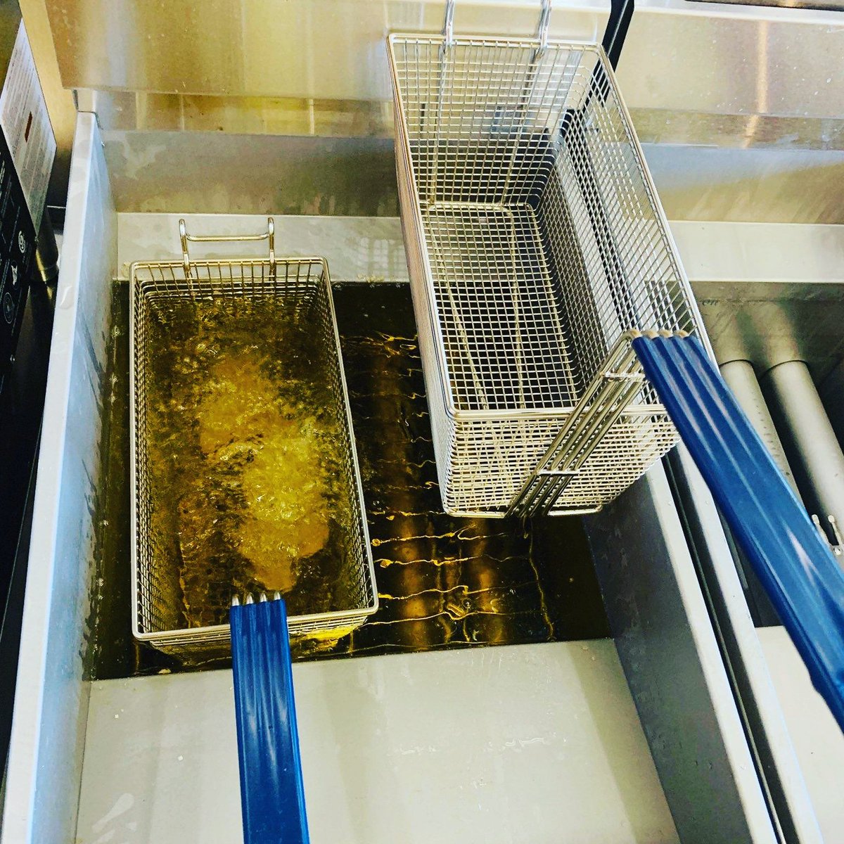 mackstenders201's tweet photo. Fryiers are hot! ! The fire inspection is Friday at 1 pm . ..Getting closer to our Grand opening! https://t.co/zprrXNxVDV