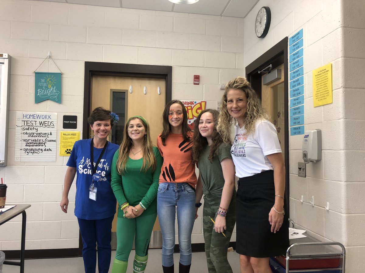 It’s Team Color Tuesday! #bulldogway 💚