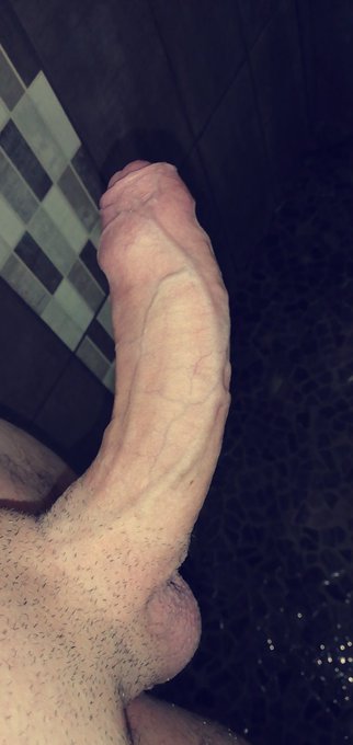 1 pic. LONGUE. LARGE. JUTEUSE.

Voici les trois mots caractérisants le mieux cette bite magnifique. C'est