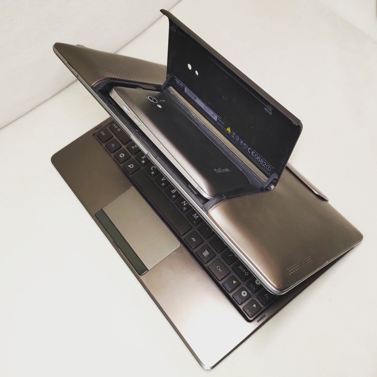 richardlai's tweet photo. Hello, old friend.
#asus #padfone https://t.co/7Qr3eF9DgV