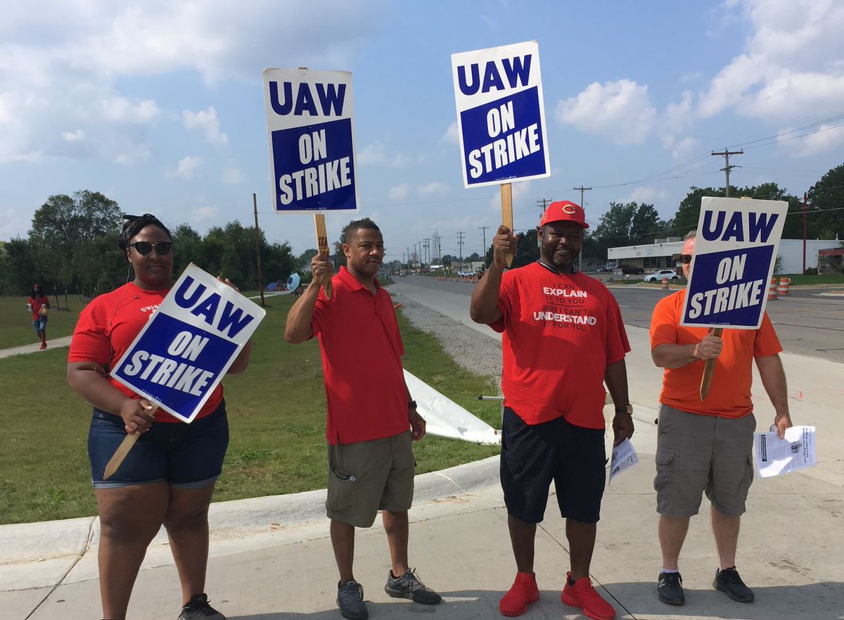 Sep_london's tweet photo. US #gmworkers defend their Mexican comrades “I want to thank those workers for their stand and we defend them. It’s a global economy. So I think we need a global strike. We all face the same thing. We’re fighting to get everything back GM took from us."

https://t.co/km3Mj2tauI https://t.co/Ogvl2klz3z