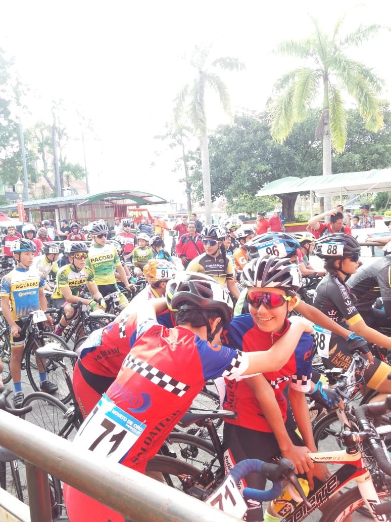 ClubCiclisticNG's tweet photo. ¡Trabajamos en equipo y con alegría! 

Una postal de este fin de semana donde fuimos campeones del gran Novato de Oro com David Beltrán en la categoría infantil.

.
.
.
#novatodeoro #risaralda #quindio #cliclismo #circacia #calarca https://t.co/oNVuztMOHx