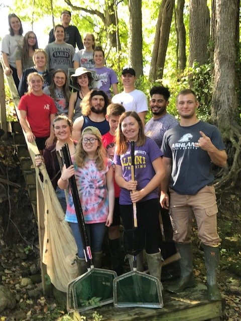 ausciences's tweet photo. Professor Tawse's ecology course out at our Canfield Preserve on this beautiful Fall day in Ohio #fieldbio https://t.co/J8dL8bVRp9