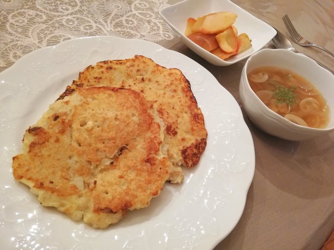 美味しんぼの良妻サビーネさんが作っていたじゃがいものパンケーキとマッシュルームのスープを作りました
奥のはリンゴのコンポートです 