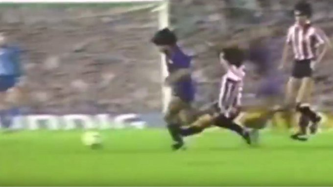 Efemerides Lesion Diego Maradona Paso Barcelona Sufrio Fractura Maleolo Externo Rotura Ligamento Tobillo Izquierdo Criminal Patada Andoni Goikoetxea Athletic Bilbao Debio Inactivo La Nacion Deportes Scoopnest