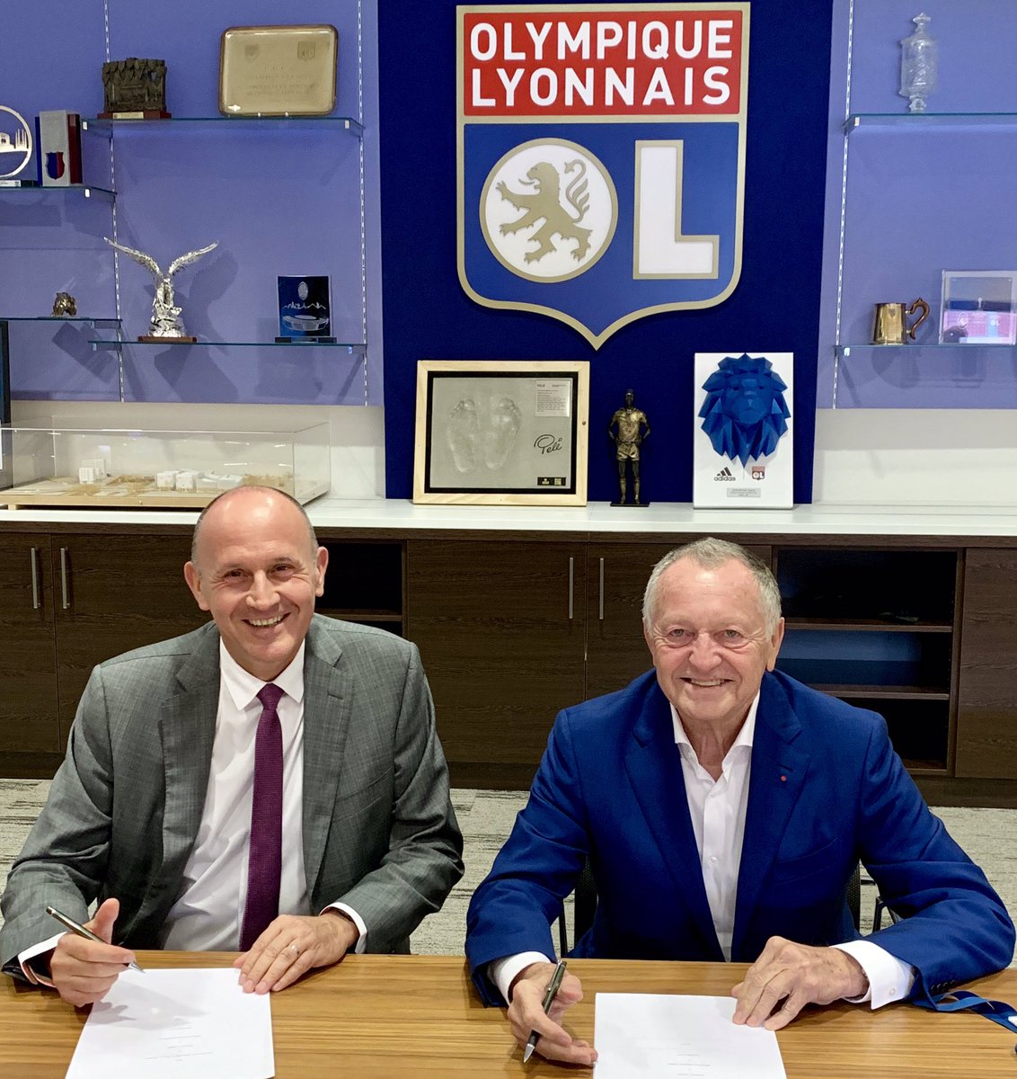 Signature du partenariat <a href="/OLfeminin/">meg</a> <a href="/ca_centrest/">Crédit Agricole Centre-est</a> par <a href="/JM_Aulas/">Jean-Michel AULAS</a> et <a href="/raph314/">Appert Raphaël</a>
Les valeurs incarnées par les joueuses de l’OL en font de formidables ambassadrices du «sport comme école de la vie» #SportEcoledevie #OL #creditagricole