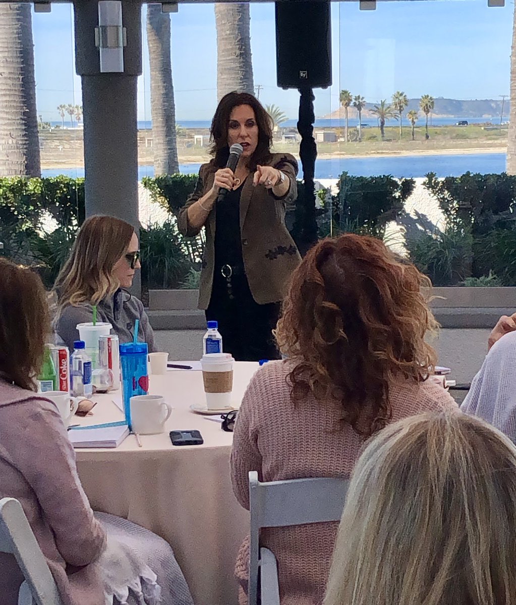 RomiNeustadt's tweet photo. I've had the rare opportunity to meet thousands of diverse women and learn about their dreams and their challenges achieving them. Here's what they've taught me: 

✨Be brave enough to embrace big dreams. 
✨Be willing to work on You as much as you work on your goals. 

#FFear https://t.co/34epBkD2RD