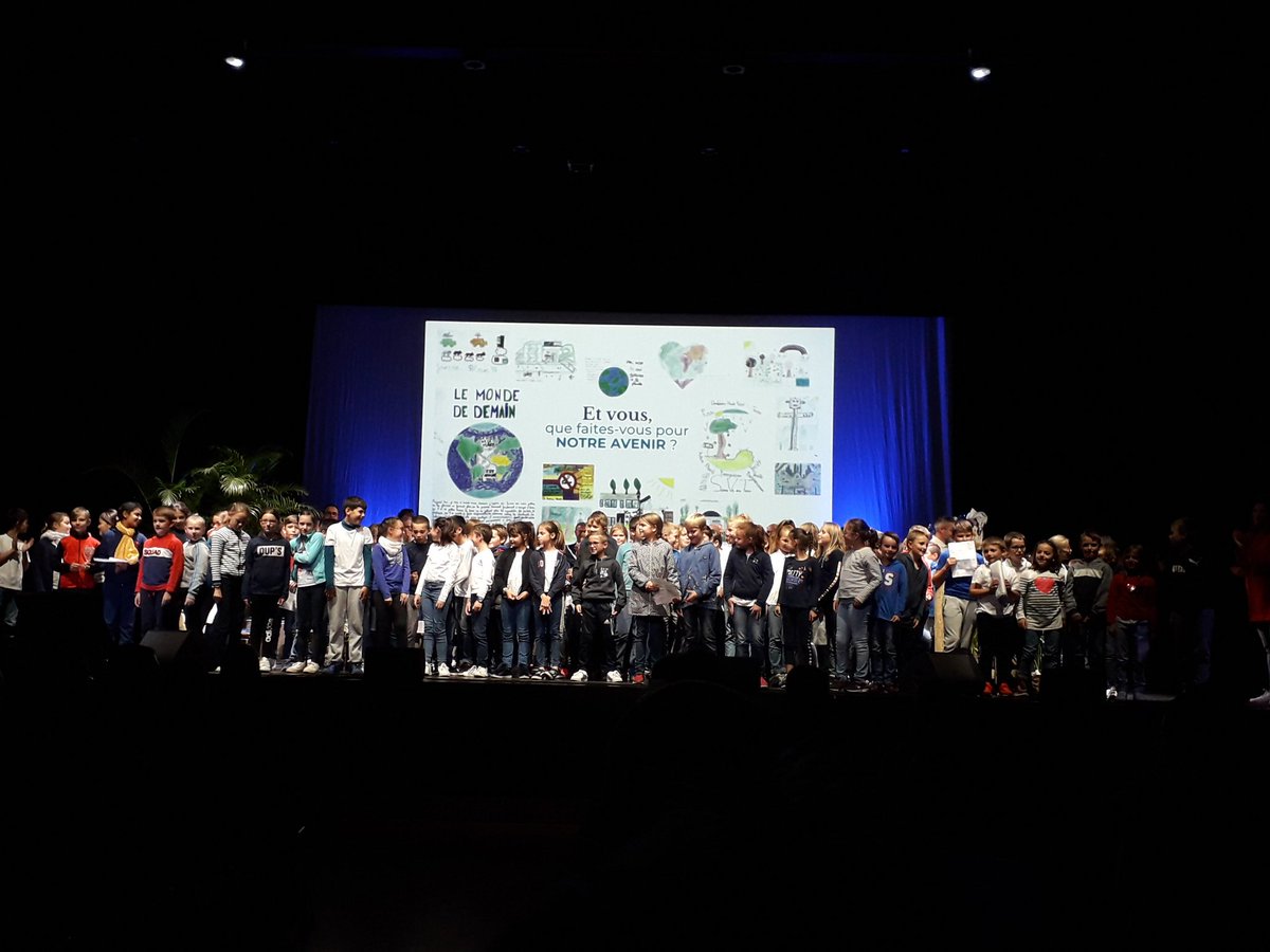 apysa's tweet photo. Ouverture la journée bleue avec @RupturEcoBleue  et 150 jeunes .. https://t.co/TdYuZQ9Gqq