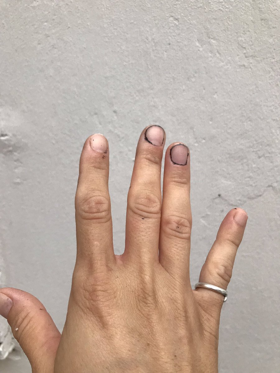 annaprisa's tweet photo. Quando finisci lo smalto per le unghie e usi smalto sintetico per le marmitte. #bricolage #nailsart https://t.co/nj1tDYiwIG