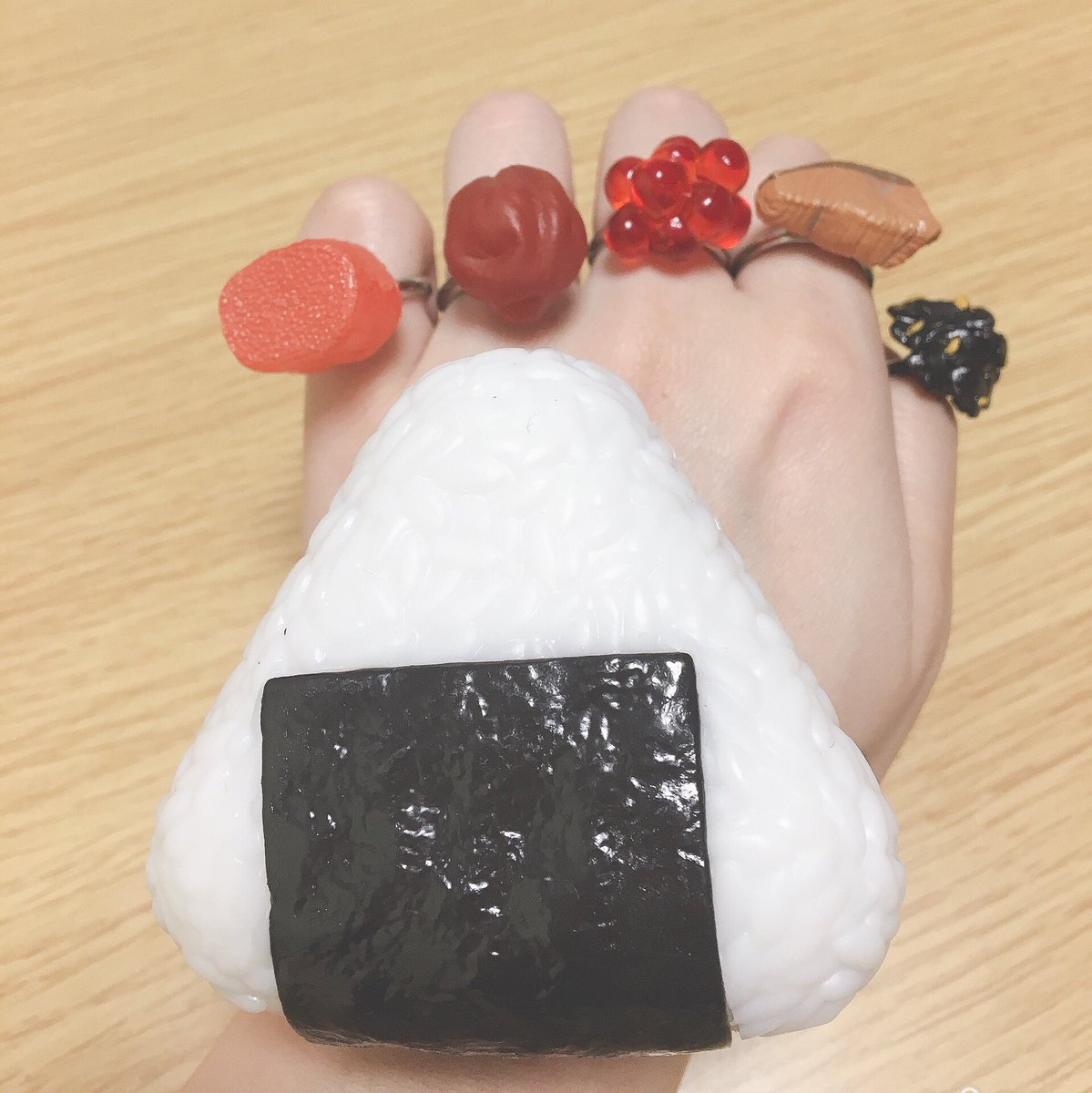 どう見ても おにぎり のカプセルを開くと中に 具の形の指輪 が入っているガチャガチャがかわいい メリケンサックみある Togetter どう見ても おにぎり のカプセルを開くと中に 具の形の指輪 が入っているガチャガチャがかわいい メリケンサックみある Togetter