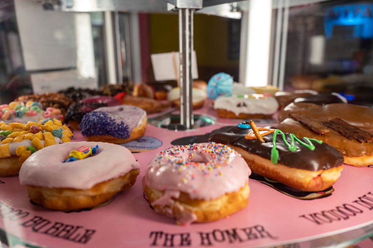 portlandlove2's tweet photo. ポートランドのVoodoo Doughnut！
ついつい買いに行ってしまいます（笑）
https://t.co/6bZH4CAu4J
#loveitportland #loveitportlandoregon #loveitoregon #portland #pdx #portlandmade #portlandoregon #portlandpdx #travelportland #traveloregon #ポートランド #ドーナツ #Doughnut #portlandfood https://t.co/ucajcumxu8