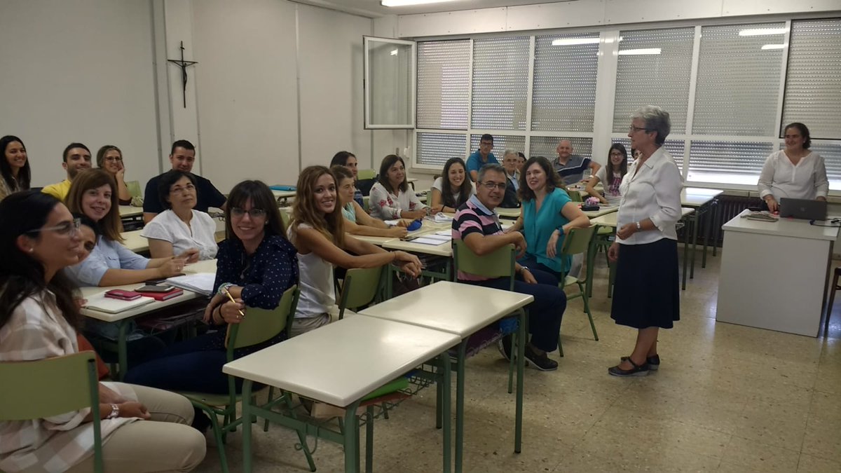 FEFCCriptana's tweet photo. Taller de formación para el profesorado impartido por La Hna Justina, Directora general y la Hna Belén, Responsable de pastoral del Equipo de Titularidad de la FEFC, sobre “El Sentido de Pertenencia, la Misión y el trabajo en Equipo”
 #EducarMola #TrabajoEnEquipo #Responsabilidad https://t.co/o6GiGwkHHP
