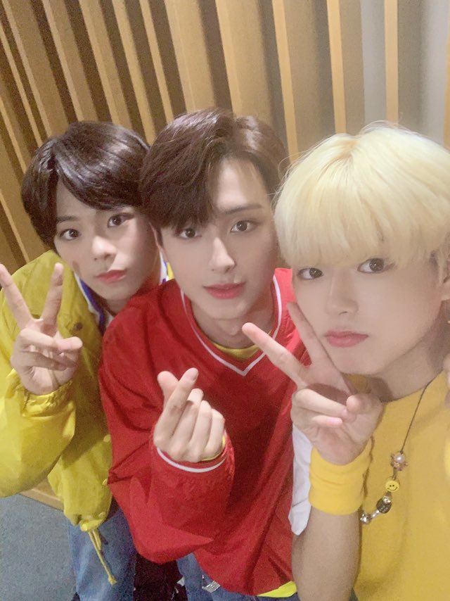 maroo_ent's tweet photo. [#TEENTEEN]

9월 24일 #틴틴 다이어리📝
🍎 처럼 빨간 볼💞
🍊 처럼 상큼한 틴틴이들 셀카 여러분들 많이 보고싶🍇?

여러분들이 보고싶포도 한 틴틴의 셀카를 공개합니다📸

#이진우 #이우진 #이태승
#VERY_ON_TOP https://t.co/jKwAovBJ20