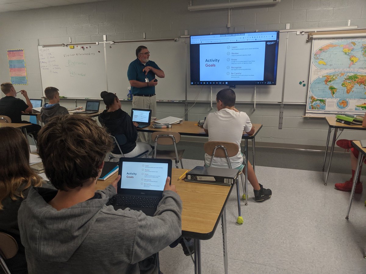 ekoval9's tweet image. @norwichcsd MS TS using @Google #BeInternetAwesome to teach ss a #digitalcitizenship lesson about phishing using @PearDeck. #BTEdTech #Plic
