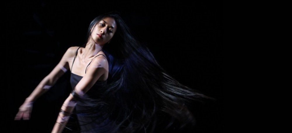 La companyia austríaca Editta Braun presenta 'Layaz', una coreografia hipnòtica interpretada per dues siluetes que revela les capes infinites del cos femení sota un frenesí rítmic. Demà, a les 21:00h, a la <a href="/fabrica_estruch/">L'Estruch Fàbrica de Creació</a> bit.ly/2lbFxgu