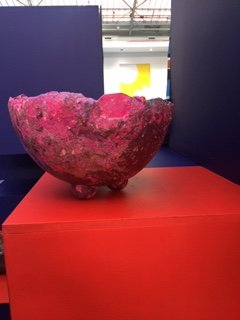 Kat_Burroughs's tweet image. Three cheers for @sunnyholt for curating #DESIGNFRESH @designlondon. Tirelesss talent scout that she is, Barbara Chandler brought together 34 emerging talents, including Sophie Coiley, who makes vessels from discarded cardboard, such as Amazon packaging #100design25 #LDF19