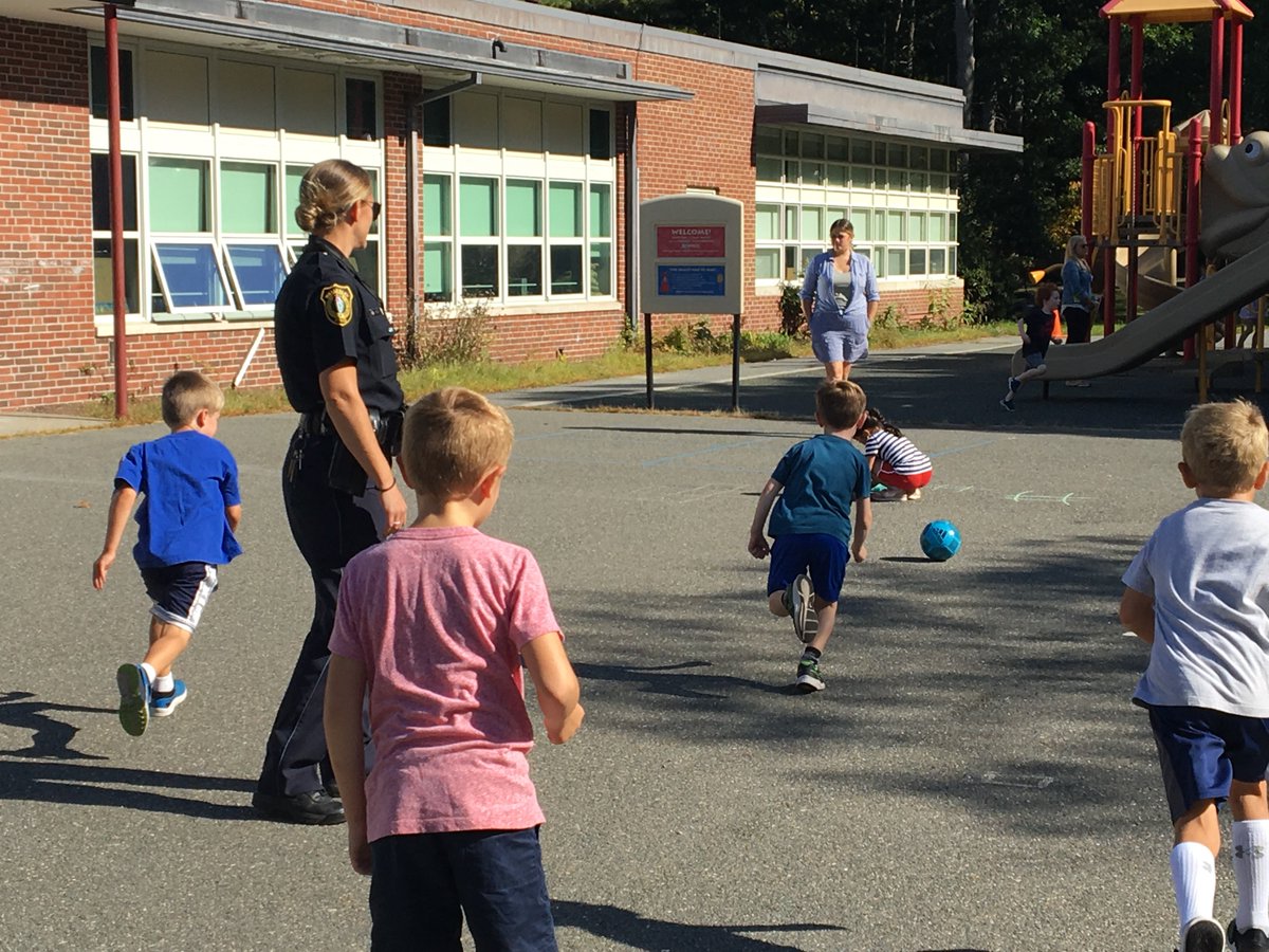 Batesprincipal's tweet photo. Safety Resource Officer Kathy Poirier was visiting Kindergarteners during recess today. https://t.co/wSV236TYDA