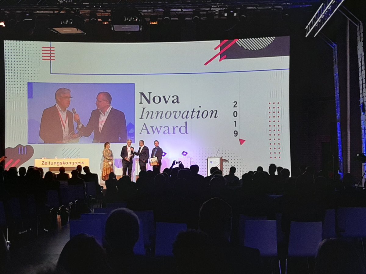 grassgesagt's tweet photo. Hab mich sehr gefreut, eben die Verleihung des #NovaInnovationAward von @BdzvPresse und @SCHICKLER1 moderieren zu dürfen. So viele spannende Projekte, meine herzlichsten Glückwünsche allen Preisträgern! Das hat großen Spaß gemacht! #zk2019 #bdzv https://t.co/wKVWsBrtLi