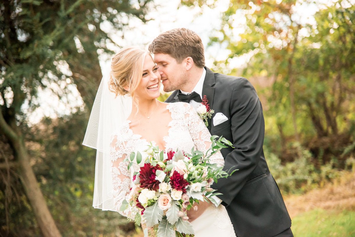 ContempWeddings's tweet photo. Fall wedding season officially arrived and this New Jersey farmstead wedding is filled to the brim with rustic details. #ashleyhalasphotography #njwedding 
https://t.co/AhtBVhSpSV https://t.co/CgcoRCSKYi