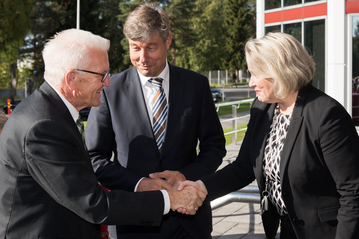 German Minister-President Kretschmann of Baden-Württemberg
visited Nokia Oulu site to envisage the great opportunity for German #industry40 leaders in #5G powered manufacturing.