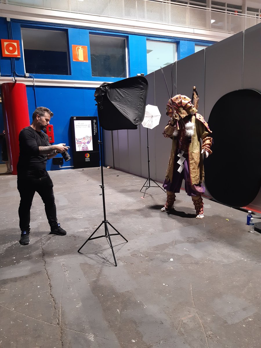 ManlimaCosplay's tweet photo. Hacía mucho que no íbamos a eventos por Madrid y fue un placer volver a grabar 📹 con @HerzloCast o @jlm_fotografo 😙
Como siempre deseando ver el resultado 😍
Y aunque en el momento no le reconocimos también estamos deseando ver las fotos de OdinioStudio 🙂 https://t.co/dAc9oVttZI