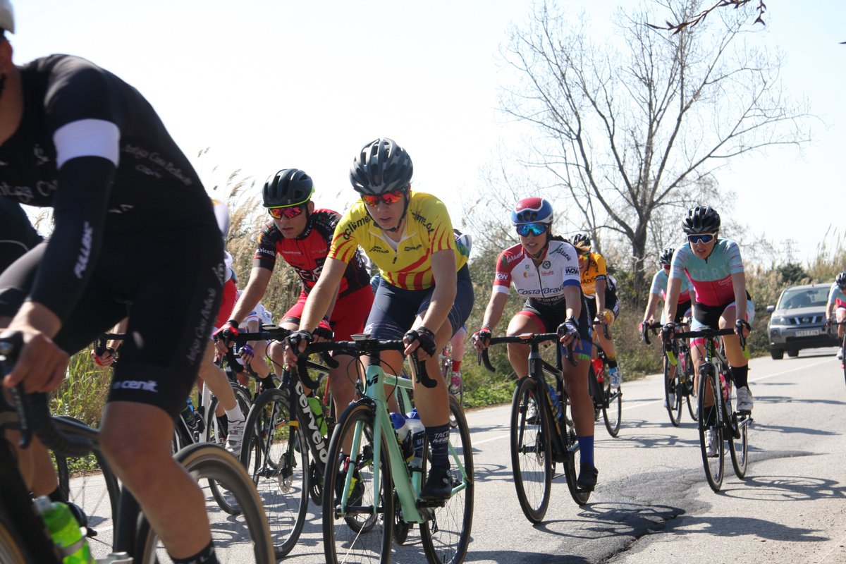 La Copa Catalana de fèmines i júniors es tanca dissabte a El Prat de Llobregat.

🚴‍♂️ @mireiabenito13, <a href="/emma__98/">Emma Ortiz</a> i Francisco Muñoz arriben líders amb avantatge.

👉+ info: bit.ly/2kTeXsi

#ciclismecat #carretera

📸: <a href="/arabadan/">Albert Rabadan</a>