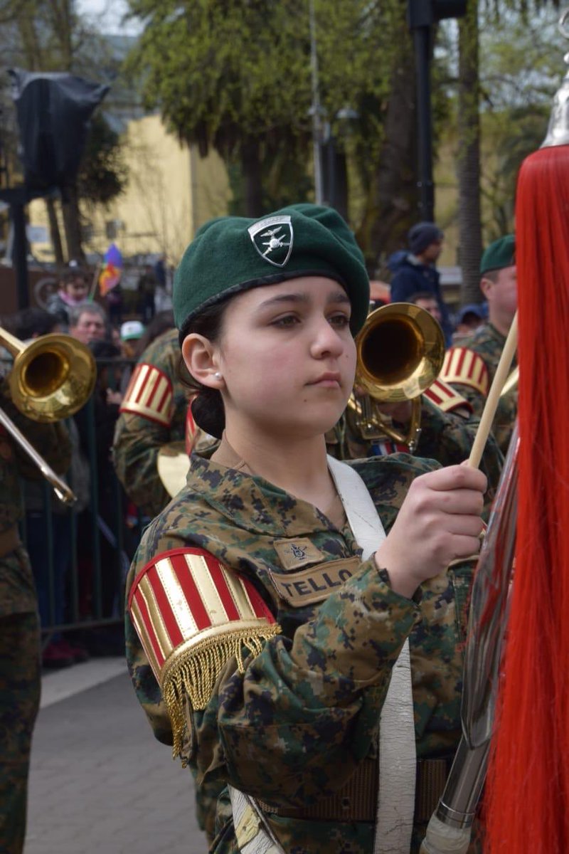 Ejercito_Chile's tweet photo. Ñurca Tello, alumna del Liceo Jorge Tellier de la ciudad de #Lautaro, cumplió su sueño de ser soldado por un día en el Destacamento de Montaña N°8 “Tucapel”, siendo premiada e integrando la banda Instrumental y de Guerra 🥁🎷 en la #ParadaMilitar 2019 de #Temuco. #NuestraFuerza https://t.co/RLJ06KDWPR